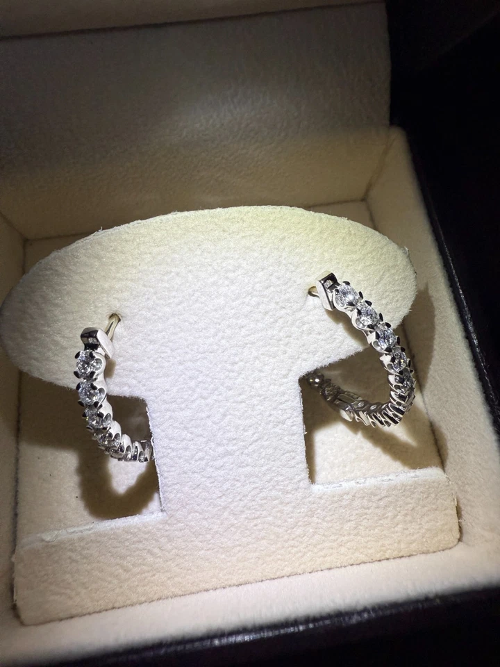 Aretes tipo argolla con diamantes flotantes de 2 quilates ANGARA en platino Foto 4 de 4