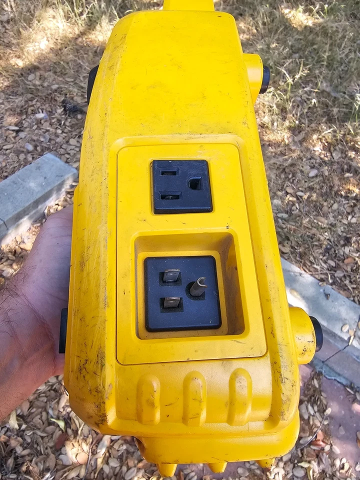 Dewalt DCL061 18V / 20V Cordless / Corded LED Worklight Area Light - Works Great - Image 4 of 4