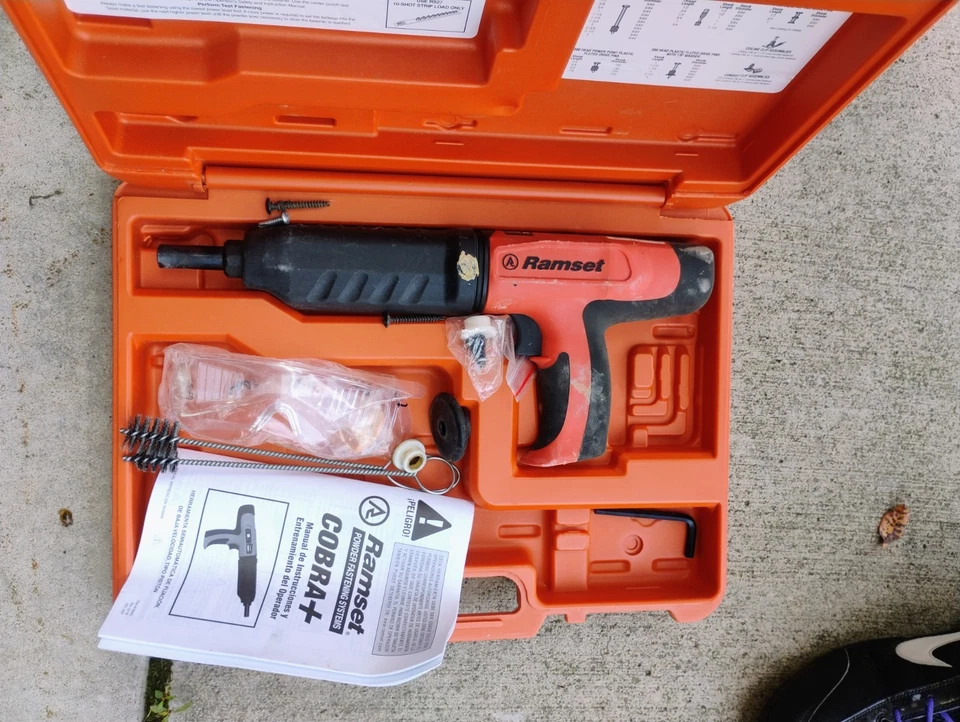 Herramienta semiautomática accionada por polvo Ramset 16942 Cobra+ calibre 0,27 Foto 3 de 4