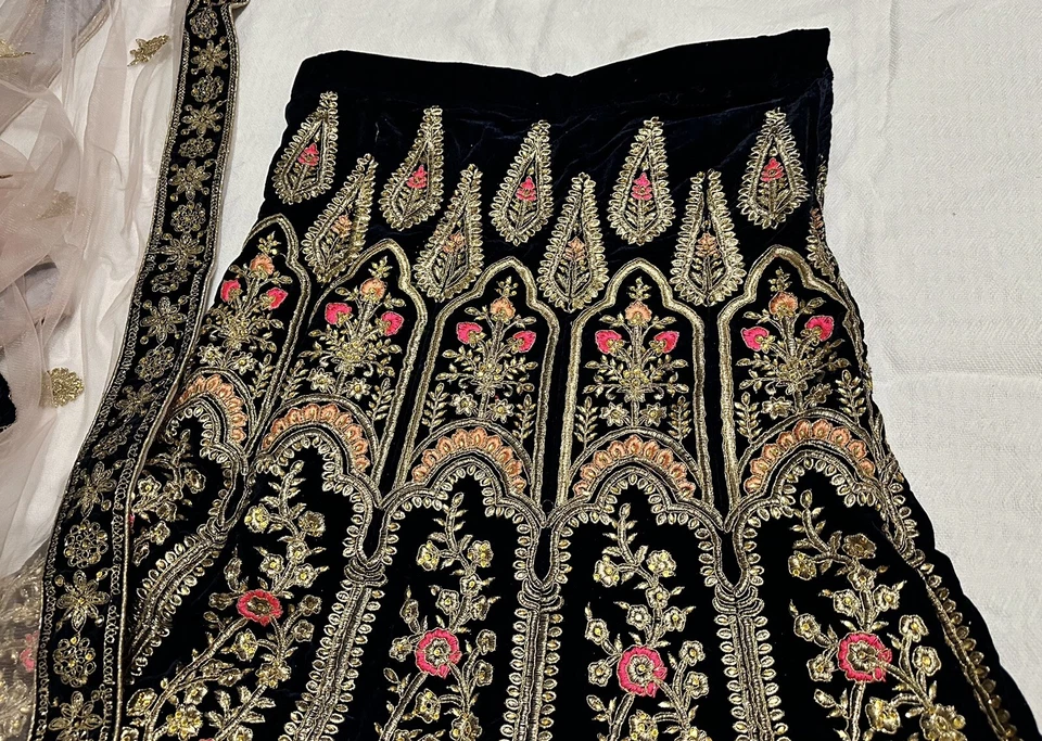 Nuevo Diseñador 3 Piezas Terciopelo Lehenga Choli con Diseño Tissu Dupatta por Todas Partes. Foto 3 de 4