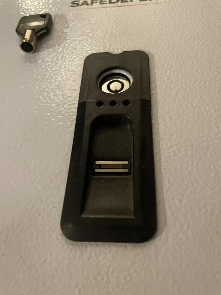 Caja fuerte inteligente Liberty HDX-250 con llave de respaldo letras SafeDefend Foto 3 de 4