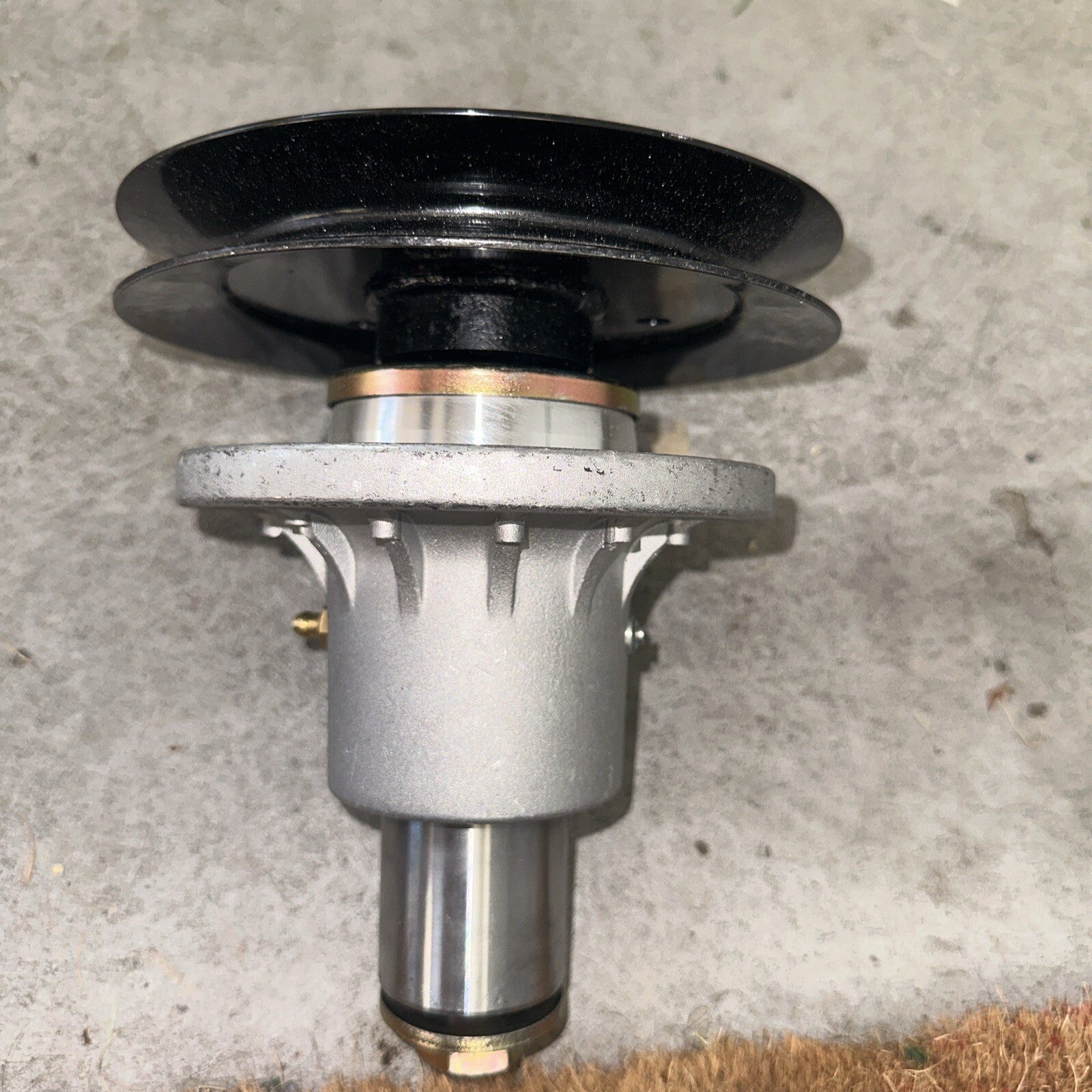 (1) Spindle Assembly w/ Pulley for Exmark Lazer Z Mowers 52