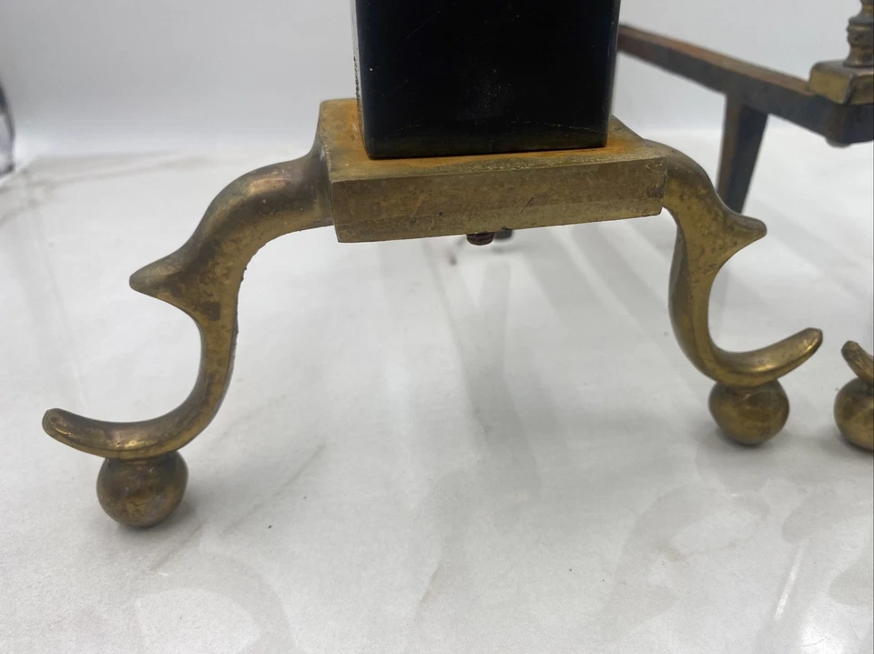 Juego de zócalo de bloque negro Regencia con tapa de campanario de latón Andirons de colección 19,5 Foto 2 de 4