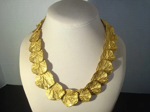 KJL Kenneth Jay Lane GINGKO LEAVES DISK MATTE GOLD TONE,HAMMERED,CHOKER NECKLACE