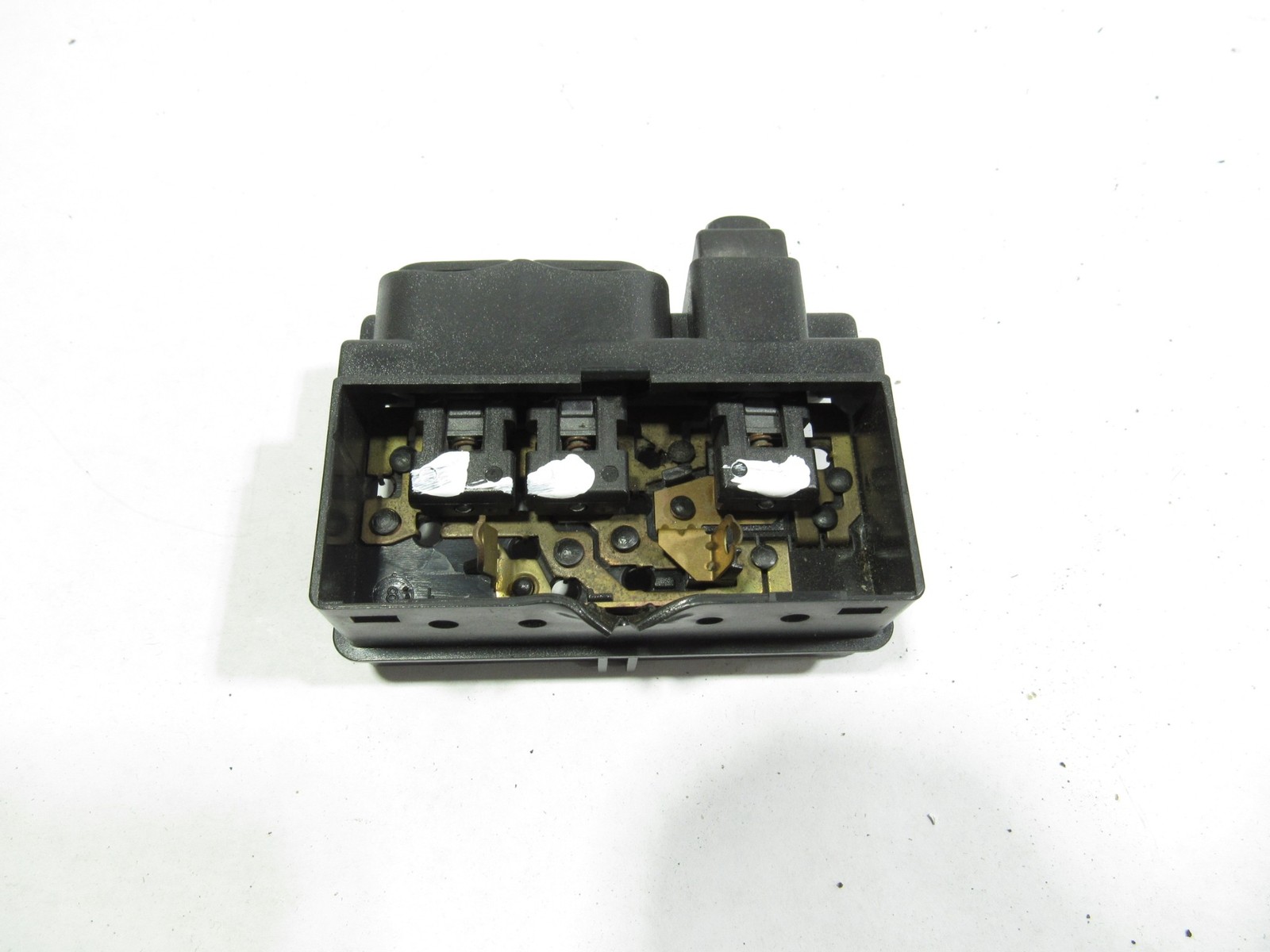 02-06 Maserati Coupe GT 2004 Front Dashboard Dash Glove Compartment Switch |