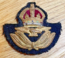 RAF OFFICERS KINGS CROWN BERET BADGE - LATE / POST WW2