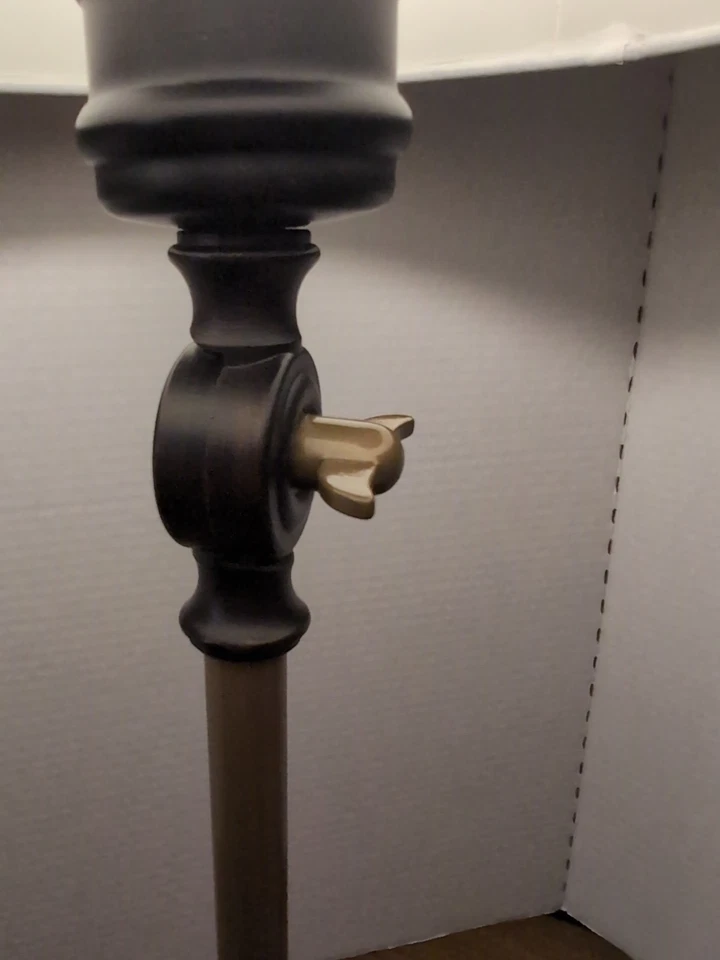 Lámpara de mesa ajustable Quoizel Foto 2 de 4