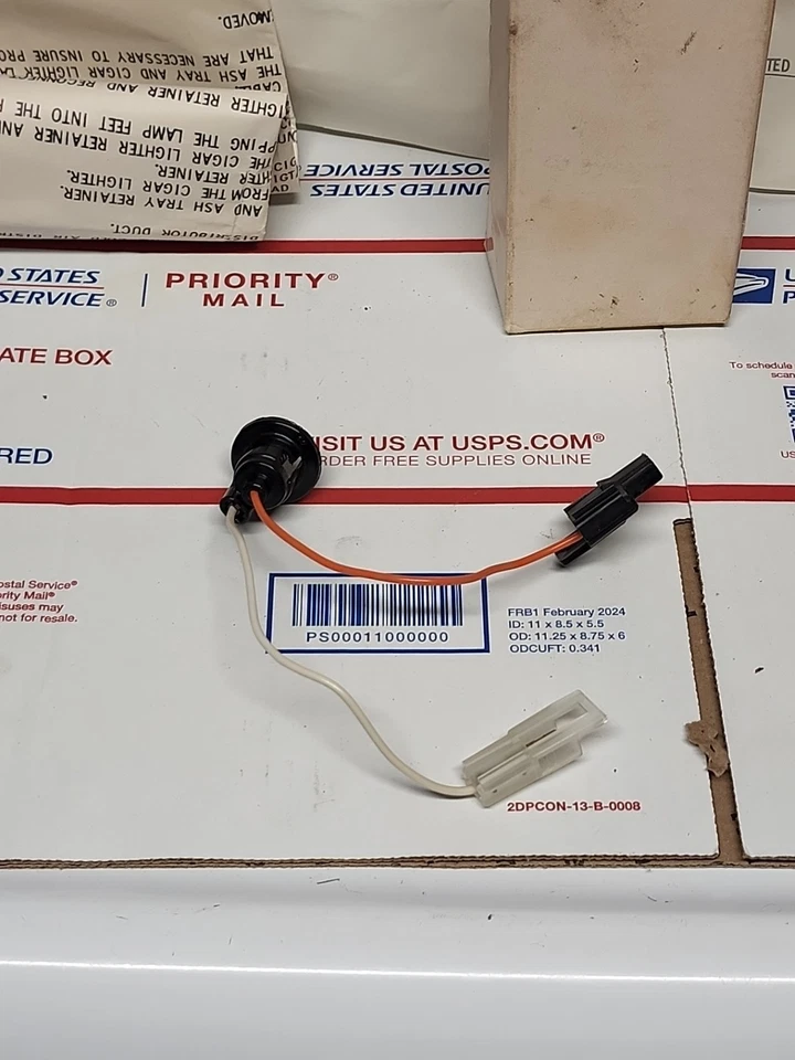 Pontiac GTO 1965 panel de instrumentos lámpara de cortesía zócalo solo como nuevo GM P/N 984527 Foto 2 de 4