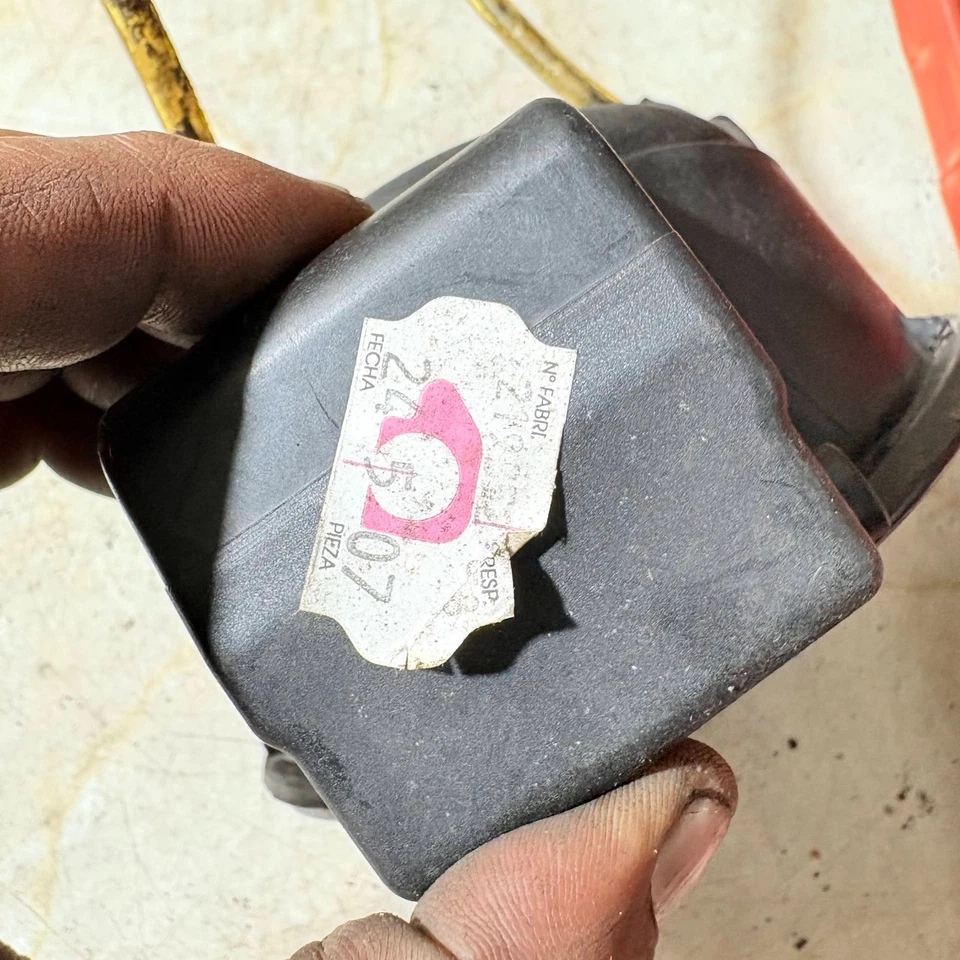 2011 SEAT LEON FUEL FLAP LC9Z DIAMANTE PRETO 1P0809905 - Imagem 4 de 4