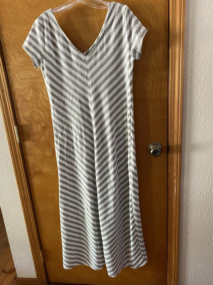 灰色和白色条纹球衣针织 V 领长连衣裙女式大号 EMMA & MICHELLE — 第 4/4 张图片