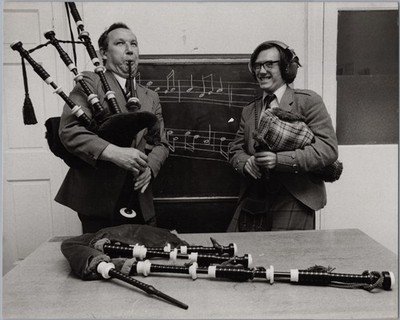 A10 A1002   Demonstration of the Electric Bagpipes in Britain