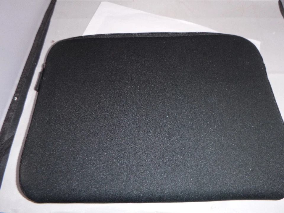 NUEVA Funda Suave para Tablet Amazon Basics 12” con Cremallera Negra Foto 3 de 4