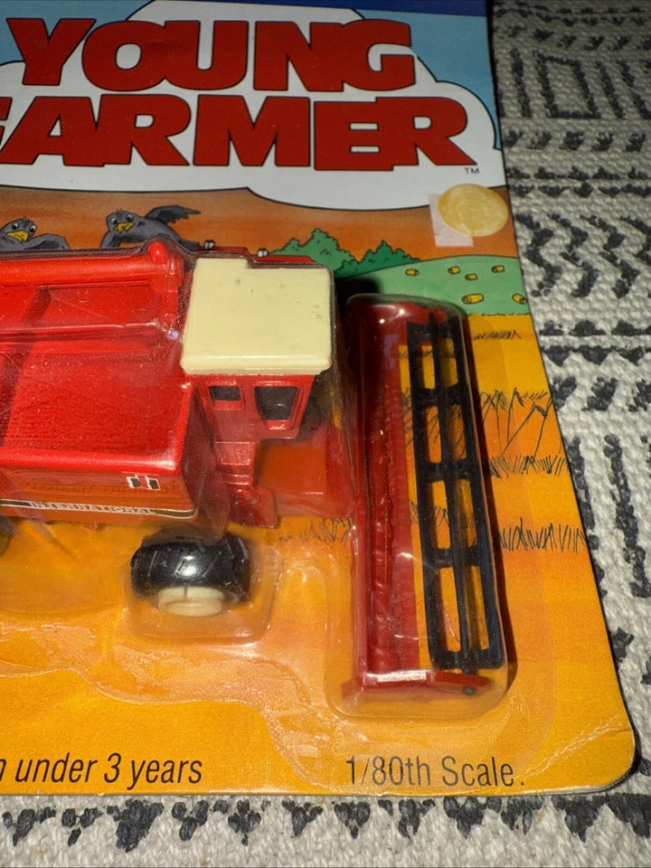 1/80 International Harvester 1400 Series Combine W/ Grain Head Young Farmer B24 - Image 2 of 4