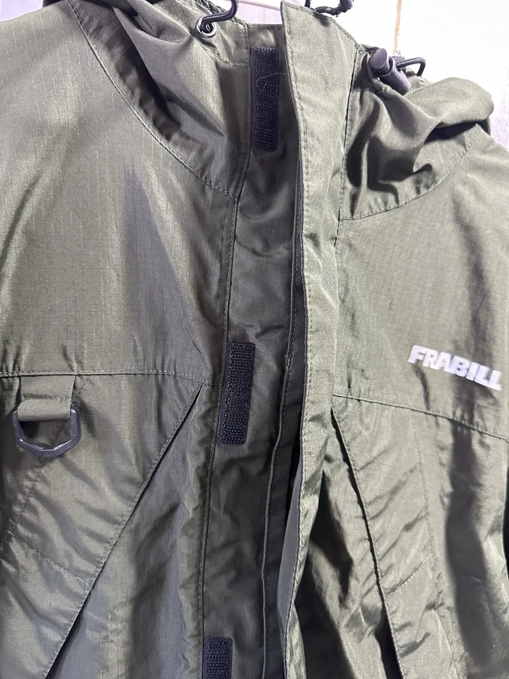 Jaqueta de pesca Frabill masculina pequena F1 com capuz verde bolsos com zíper completo - Imagem 2 de 4