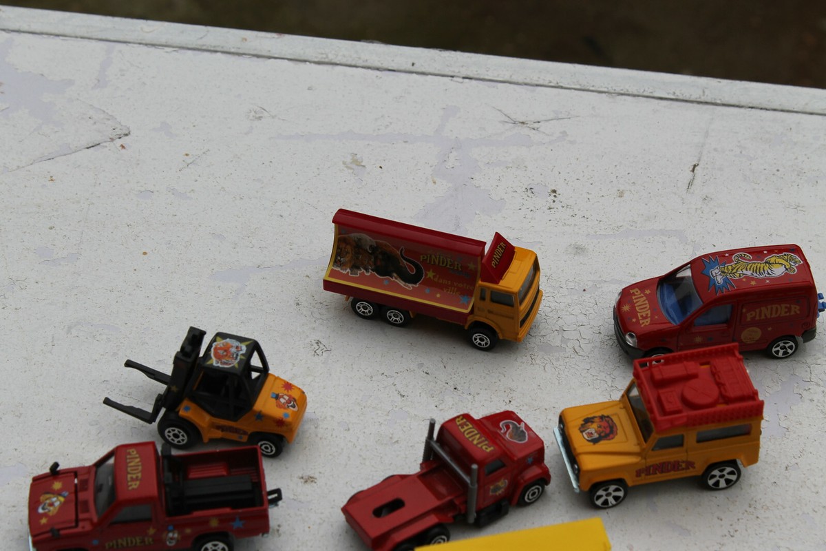 Un lot de trois miniatures du cirque Pinder par Majorette au 1/60e