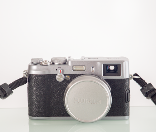 N Mint w/ Box Fujifilm FinePix X Series X100 Silver Camera + EF-42 + lens hood - Picture 3 of 16