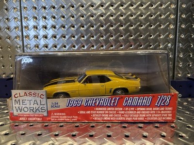 M446. 1969 Camaro RS/Z28 Gold 1:24 Classic Metal Works NIB