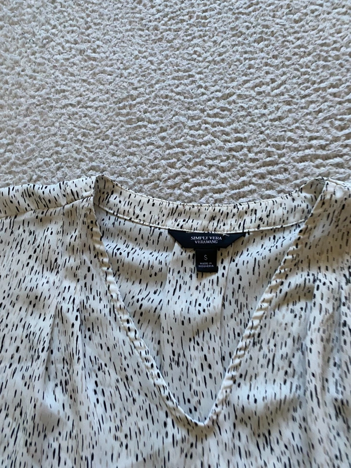 Simply Vera Vera Wang Women Spotted Short Sleeve V-Neck Blouse Multicolor Size S Foto 4 de 4