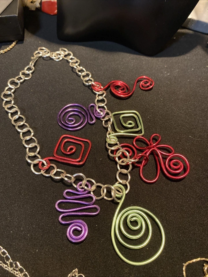 Collar arte alambre hecho a mano | Joyería abstracta multicolor de aluminio Foto 3 de 4