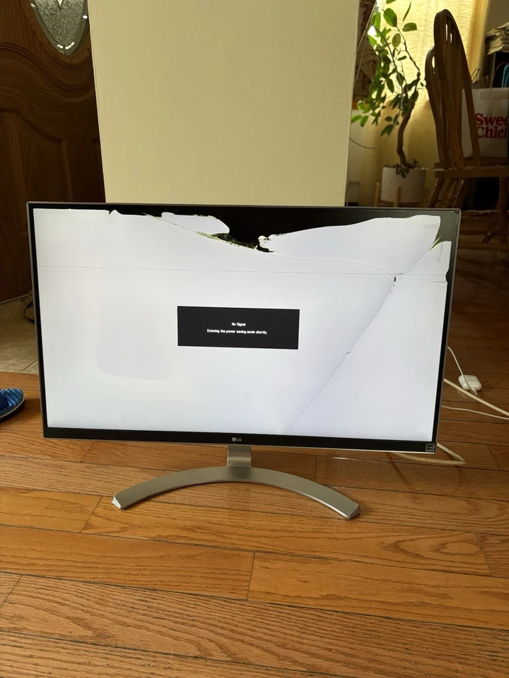 LG 27" diagonal monitor w Displayport, HDMI - Image 2 of 4