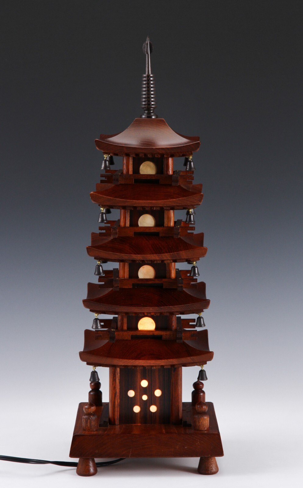 Lámpara de pagoda japonesa vintage de madera de cinco pisos - Exhibición...