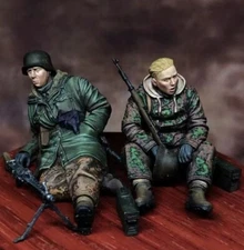 1/35 Scale WWII German and Soviet Soldiers Sitting with Weapons Unassembled