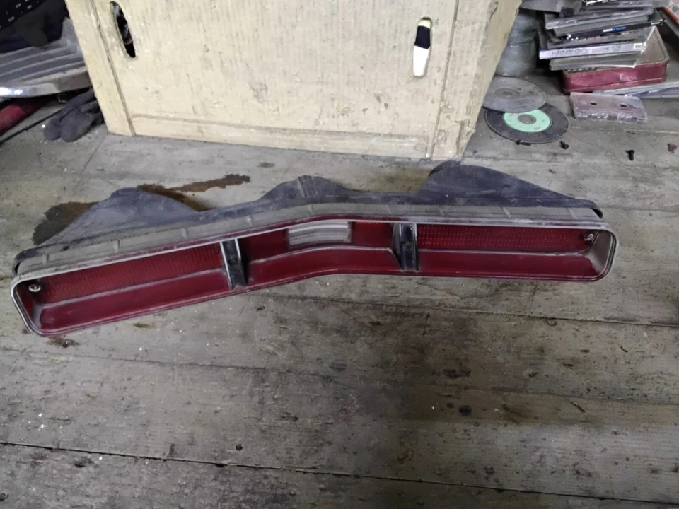 Montaje de luz trasera Pontiac Grand Prix 1971-1972 lado del conductor LS OEM 1971-1972 Foto 2 de 4