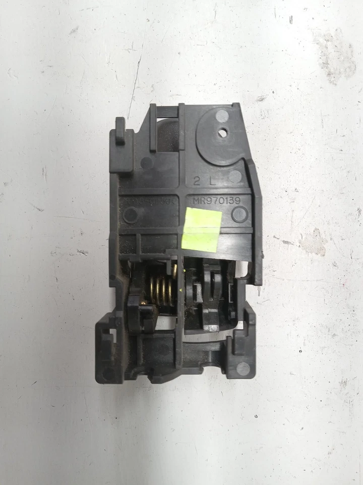 2004 MITSUBISHI GALANT MAÇANETA INTERNA DIANTEIRA ESQUERDA DO LADO DO MOTORISTA FABRICANTE DE EQUIPAMENTO ORIGINAL, MR970139 - Imagem 3 de 4