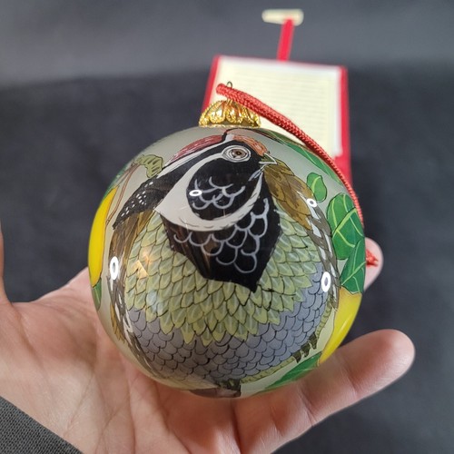 Rückseitig bemalter Glas Weihnachtsschmuck EIN REBHUHN IM BIRNBAUM mit BOX - Bild 5 von 10