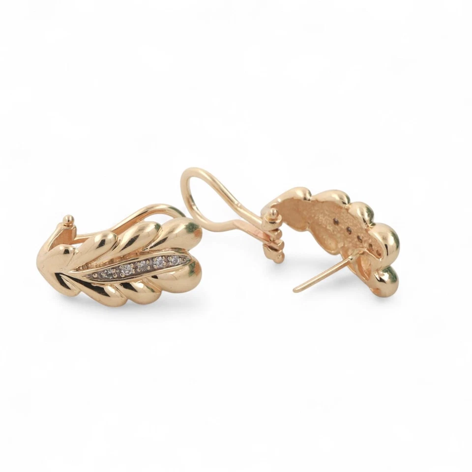 Pendientes tipo argolla florales de diamantes de oro amarillo de 14 quilates 0,12 TW con respaldo Omega de 0,50" para damas Foto 4 de 4