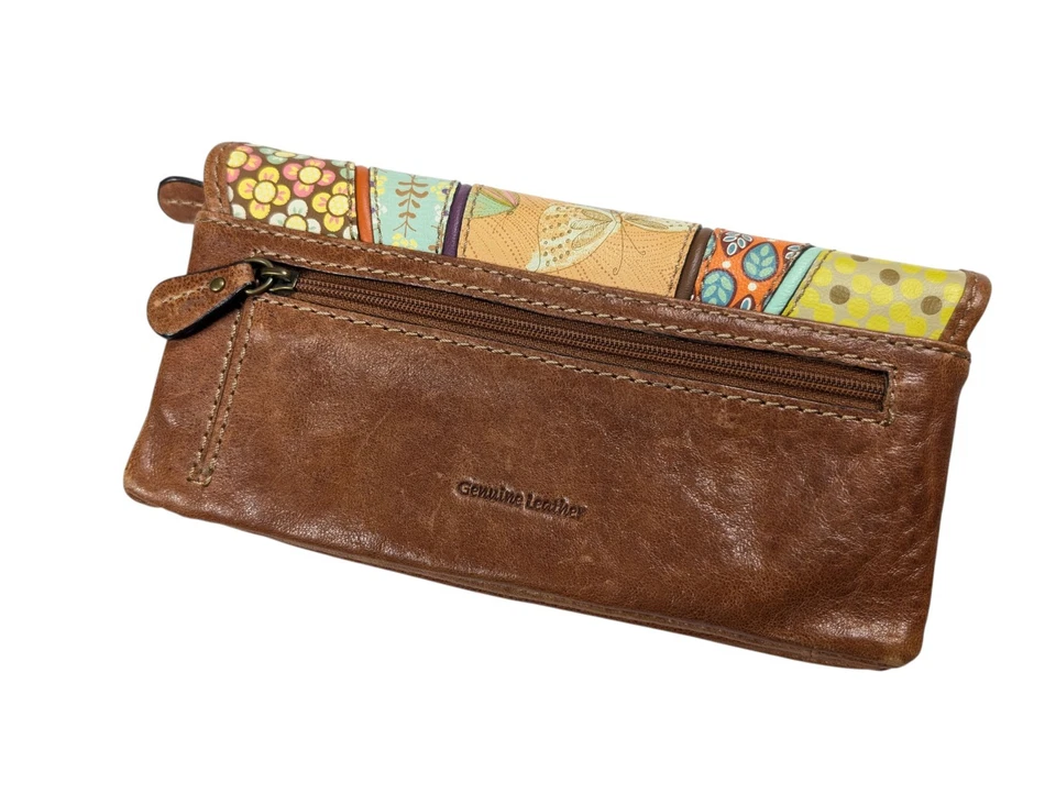 Cartera sin asas Fossil Talita con solapa marrón cuero genuino floral borde mariposa Foto 2 de 4