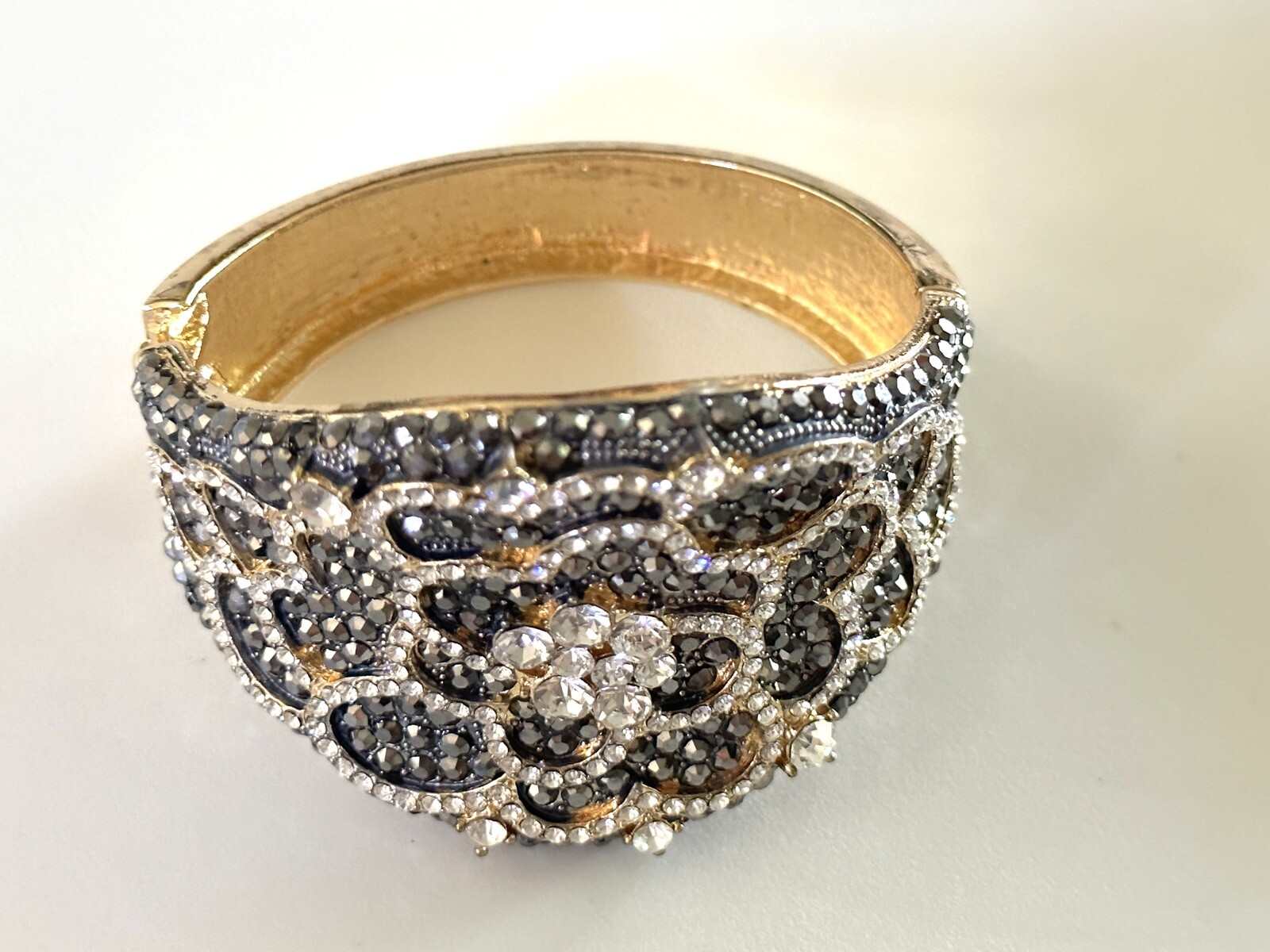 BEAUTIFUL RHINESTONE / CRYSTAL STATEMENT BRACELET. - image 4