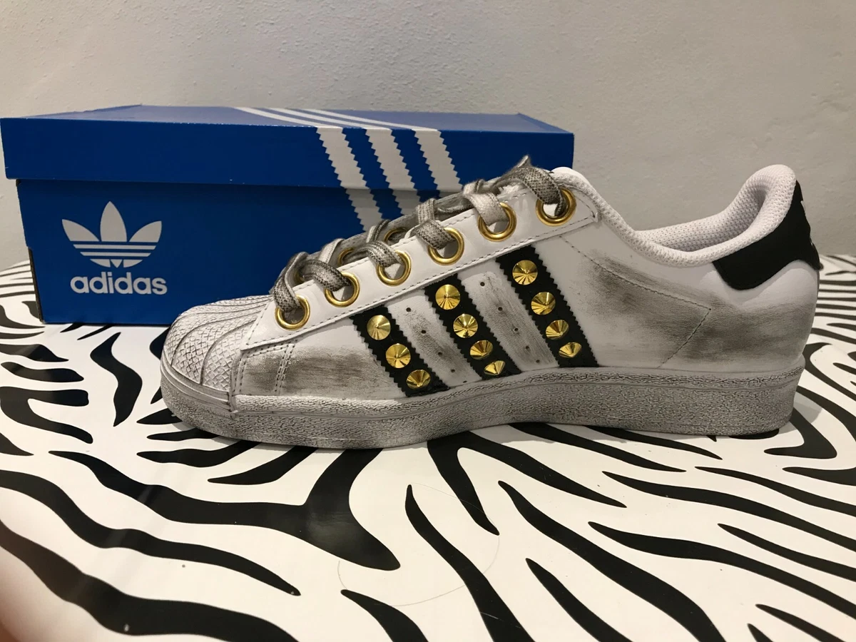 Belicoso Agente barbilla Adidas superstar personalizzate con borchie e occhielli oro e effetto  sporco | eBay