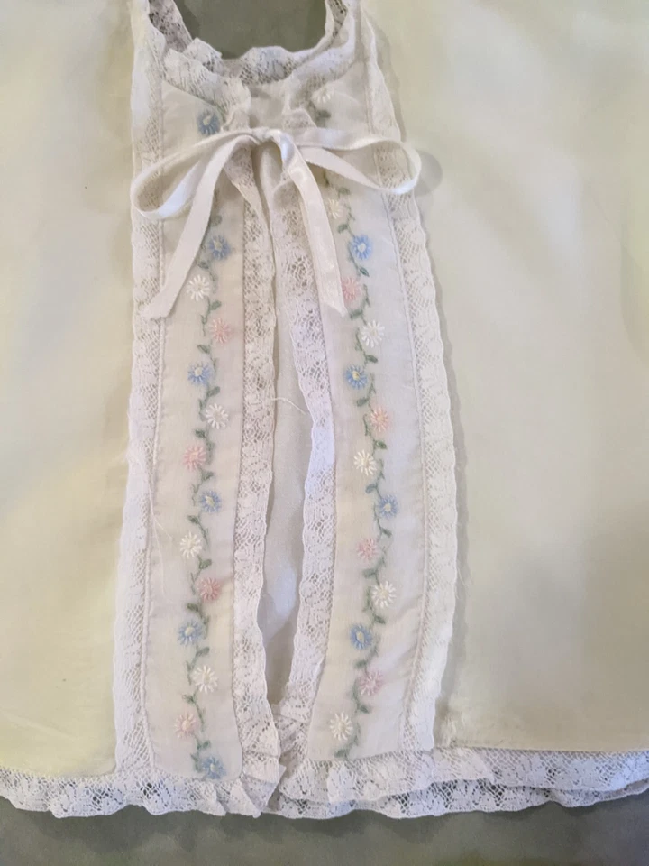 Beautiful Wooden Shadowbox, a pair of Crochet Baby Booties & Yellow Shirt Foto 4 de 4