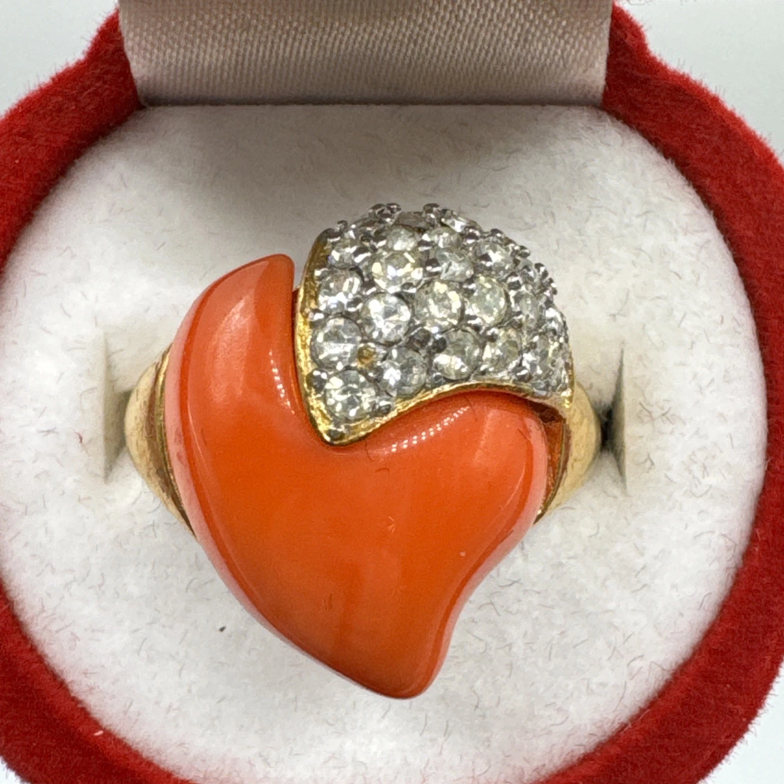 Bague vintage fantaisie avec pierre couleur orange et strass. Taille 54