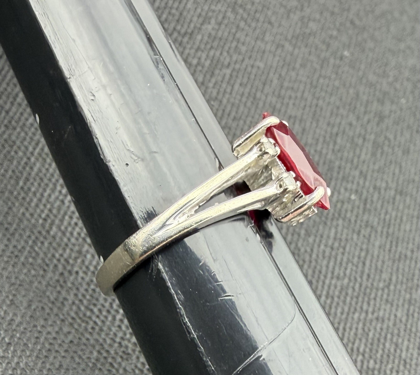 10K GOLD RING RED RUBY?  STONE CLEAR SIDE STONES … - image 5