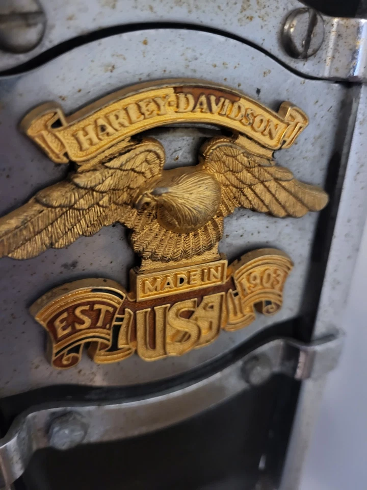 Vintage Harley Davidson Chrome Leather Sissy Bar Back Rest Gold Eagle Emblem Foto 4 de 4