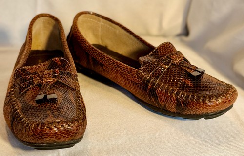 LIZ CLAIBORNE WOMEN'S Size 8 M, BROWN LEATHER w PYTHON DESIGN, DRIVING MOCS, EUC