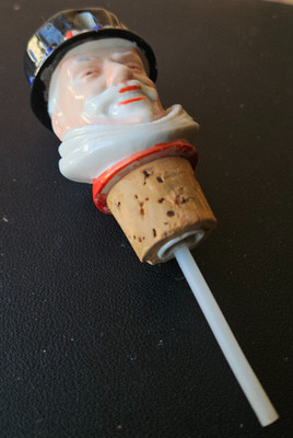 BEEFEATER GIN. YEOMAN WARDER, CERAMIC POURER. WADE. MADE IN GREAT BRITAIN