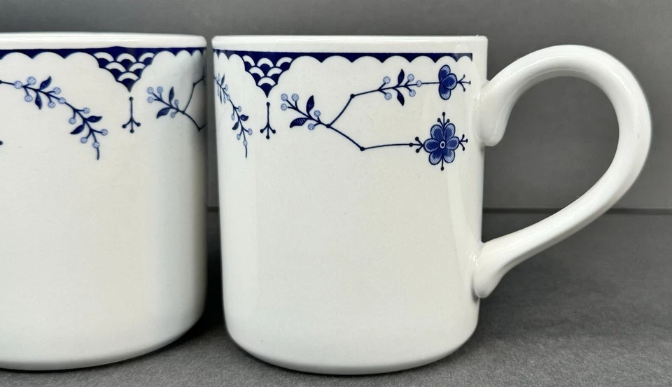 Par de xícaras de café florais azuis brancas da Dinamarca Johnson Brothers Inglaterra - Imagem 3 de 4