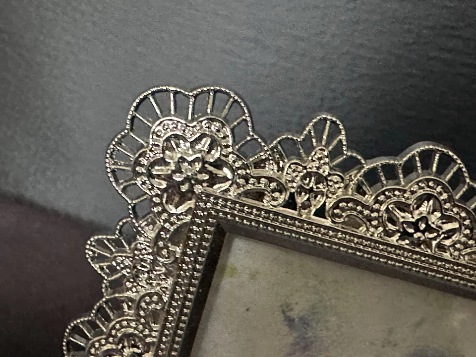 Marco de fotos de encaje plateado de 4" de alto x 3" de ancho Cynthia Rowley Fairycore Foto 4 de 4