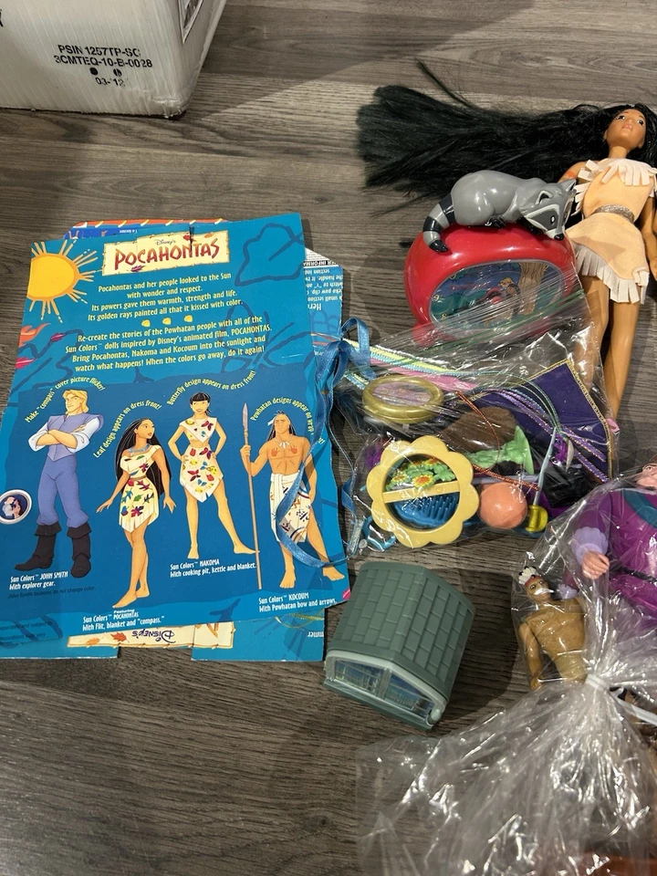 Enorme Lote de Juguetes 1995 Disney Pocahontas - Muñecas, Figuras, Accesorios, Banco Parlante Foto 4 de 4