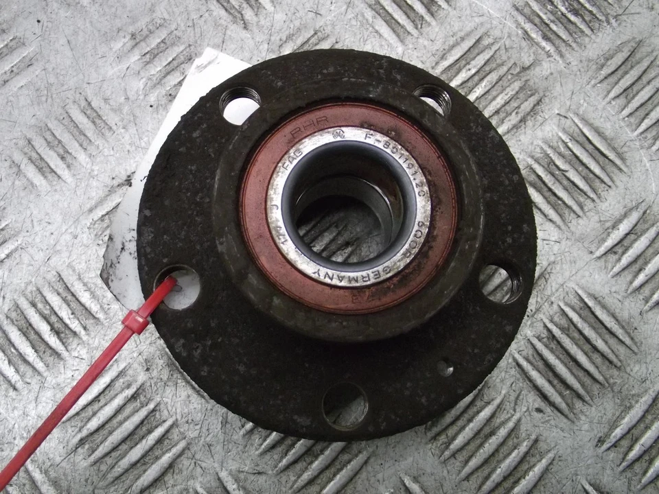 Volkswagen Polo Left Passenger N/S Rear Hub/Stub & Abs Mk5 1.2 Diesel 2009-2018N - Image 2 of 4