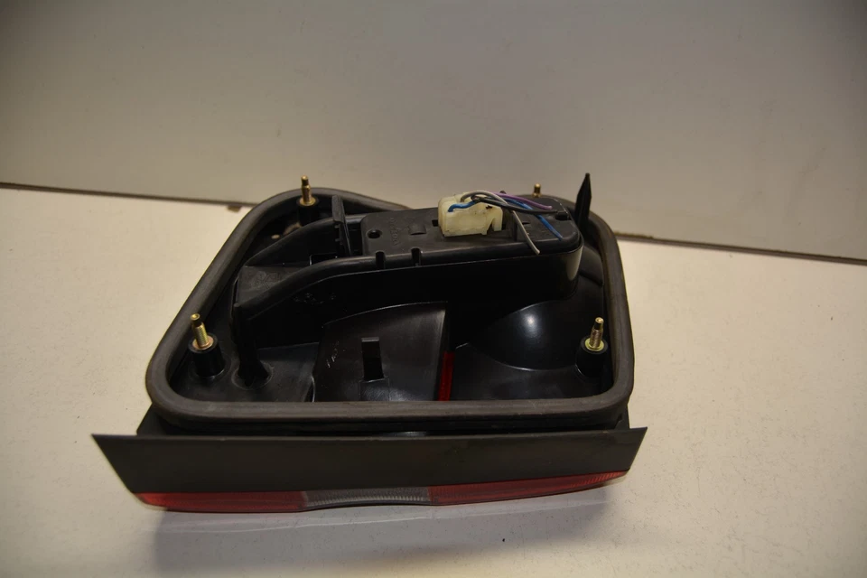 Volvo S70 1998-2000 sedán luz trasera derecha tapa montada OEM, 166-60308 Foto 4 de 4