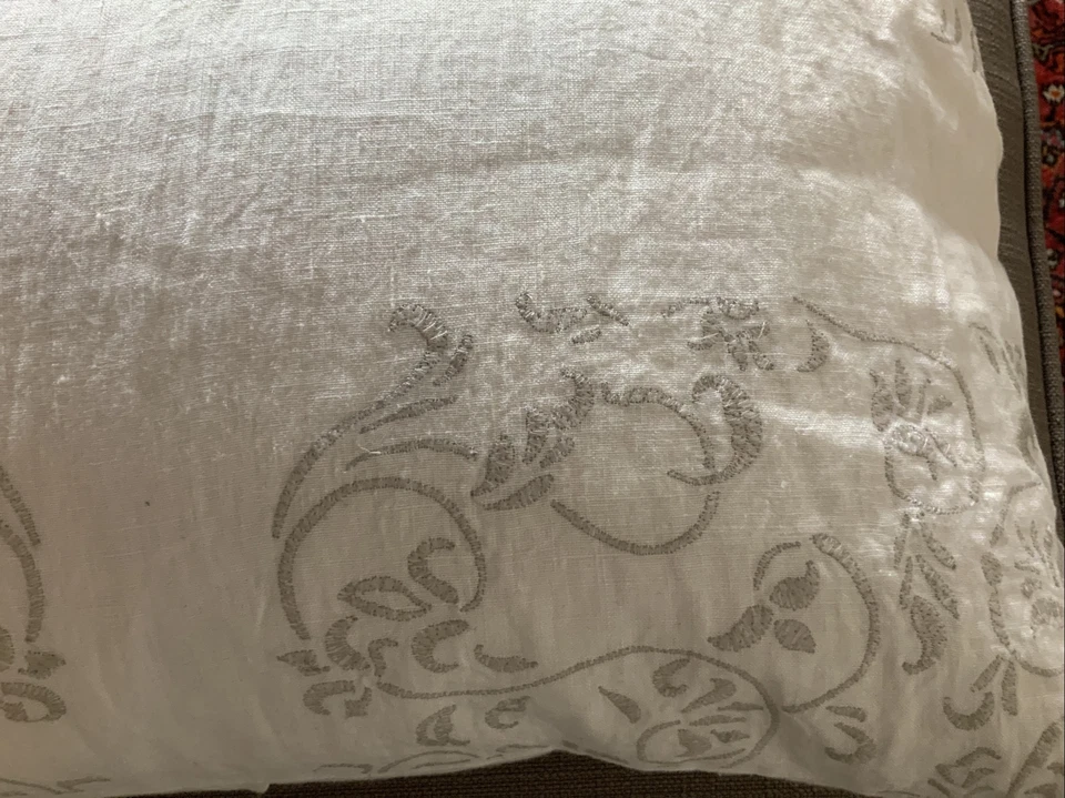 Vera Wang Glisse White Embroidered Pillow 12 X 14 NWT Foto 2 de 4