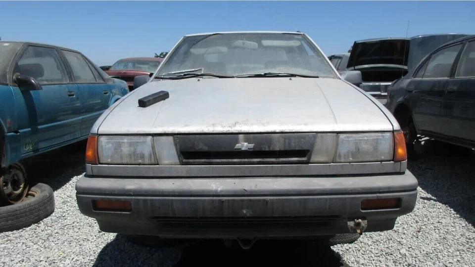 Luz antiniebla izquierda Chevrolet/Geo Spectrum, Isuzu I-Mark, 1987, 1988, 1989 Foto 3 de 4