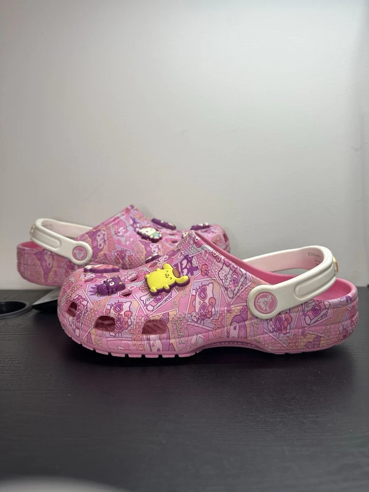 Crocs SANRIO Hello Kitty and Friends com tamancos Jibbitz anexados meninas J 6 - Imagem 2 de 4