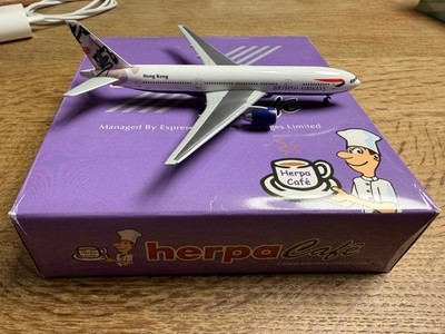 K-60) Herpa Cafe 506632 S Wings 1:500 B 777-200 BA Hong Kong ''Purple Backdrop''
