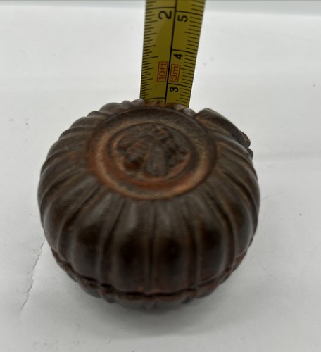 Ancien étui à bibelots en fer logo abeille manque boulon de charnière S1 - Photo 2/9