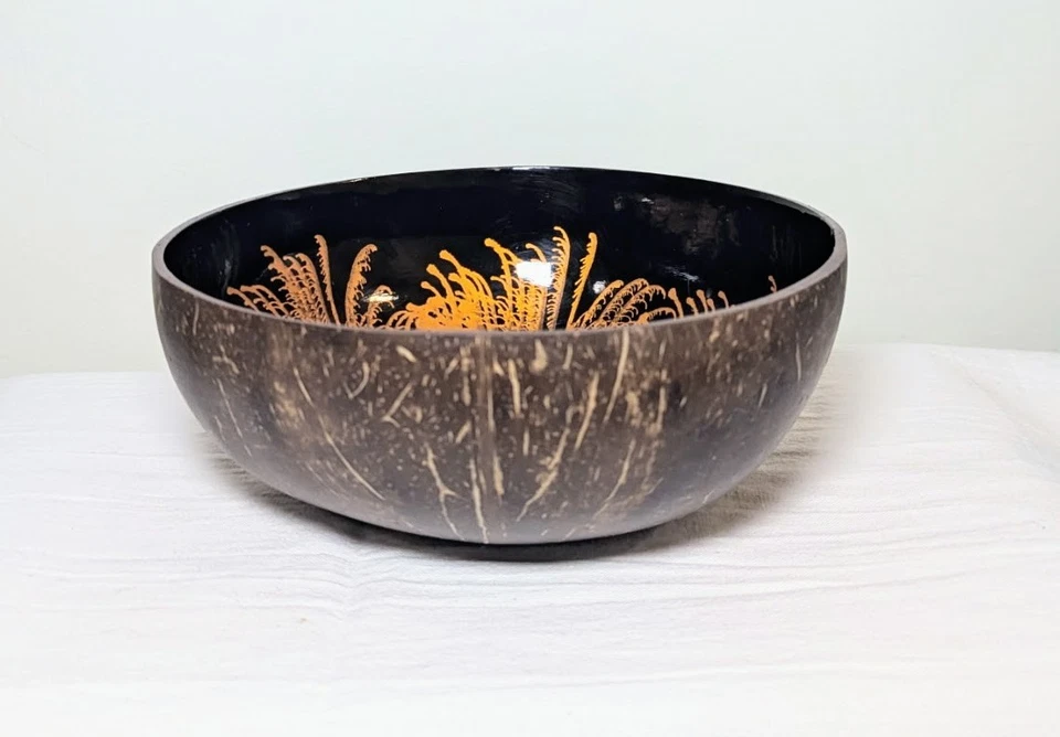 Tazón de baratija con cáscara de coco chapoteo dorado hecho a mano y pintado Foto 2 de 2